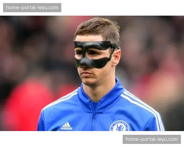 “面具侠”：弗赖堡后卫金特尔带面部护具坚持打满全场